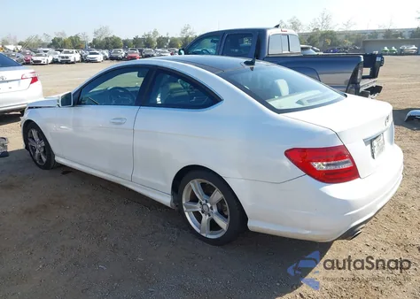 2013 Mercedes-Benz C 250 из США, поврежденный, VIN WDDGJ4HB8DF990266
